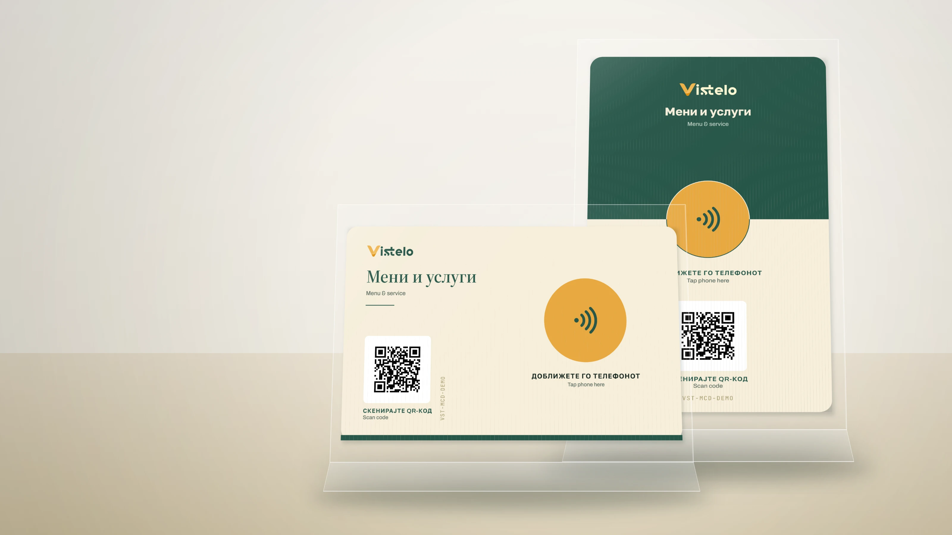 Двата формати на стандардната Vistelo картичка на маса во кафуле — хоризонтална картичка и вертикална картичка во држач